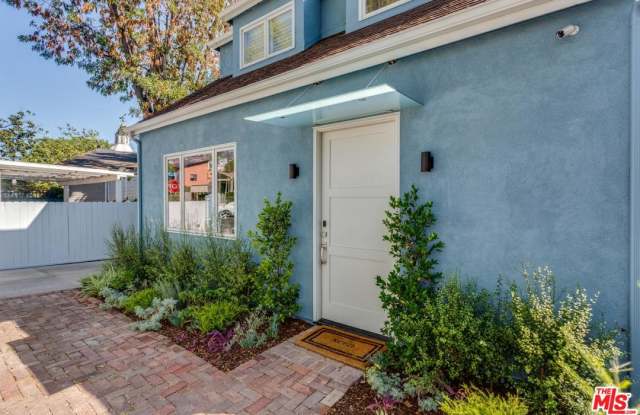 8960 LLOYD Place Gallery 2