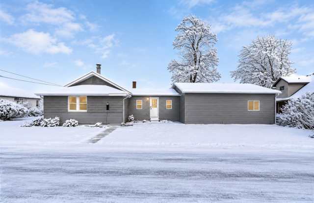 Winter Waterfront Retreat at Indian Lake | Fully Furnished 4BR | Flexible Short Term Lease Gallery 3