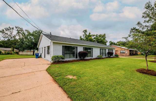 Available 10/15/2026! Beautiful 3 bed 2 bath duplex in Foley, AL. Gallery 3