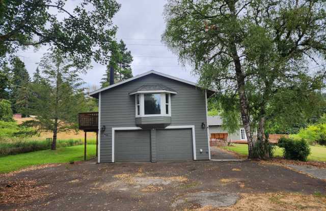 Gorgeous Three Bedroom Home with an Indoor Pool - 902 Clydesdale Lane, Kelso, WA 98626