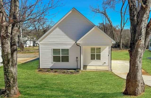 689 S Elm St - 689 South Elm Street, Statesville, NC 28677 689 S Elm St - 689 South Elm Street, Statesville, NC 28677