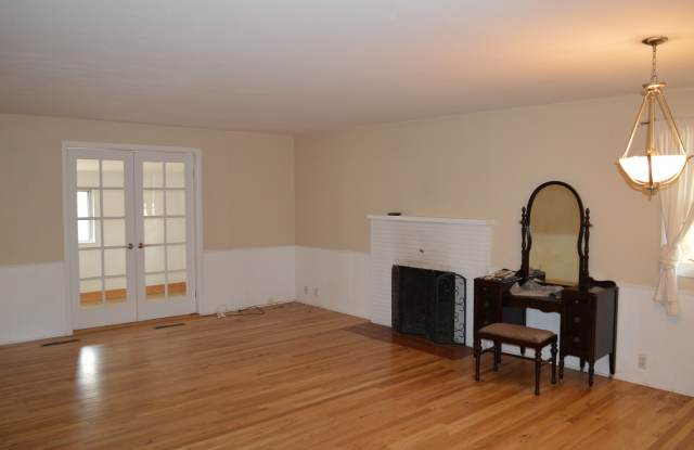 Charming 3 Bed/1.5 Bath in Desirable College Heights Location! Gallery 3