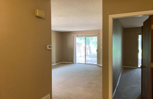 Unfurnished, 1-year long-term rental- Located directly on the Oak Creek Country Club Golf Course Gallery 3