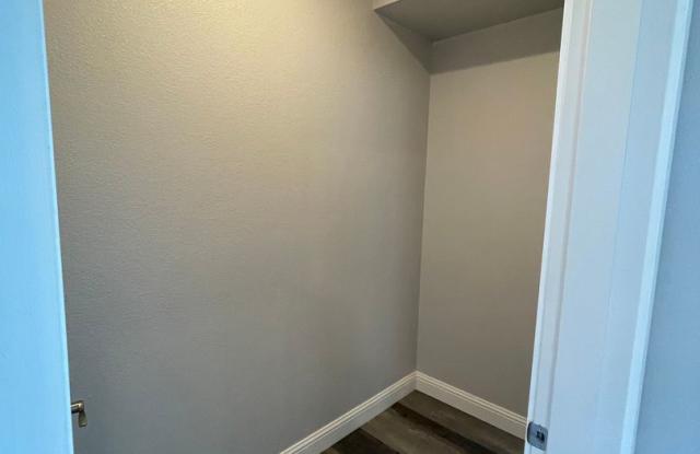 Entertainers delight, 3bdrm 2.5 bath home with garage and fenced yard and RV parking Gallery 4