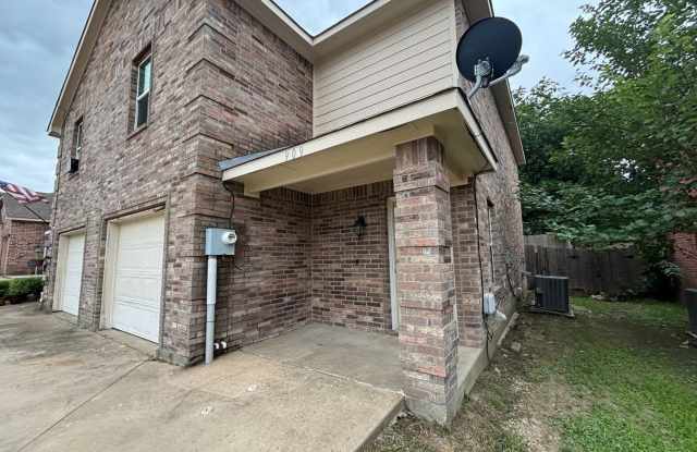 Spacious 2-Story Duplex With Private Fenced Yard Gallery 4