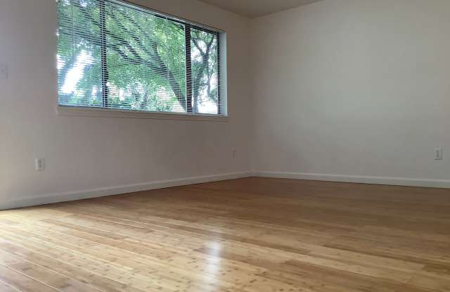 Three bedroom, 1.5 bath townhouse in quiet community | Available Mid-November Gallery 4