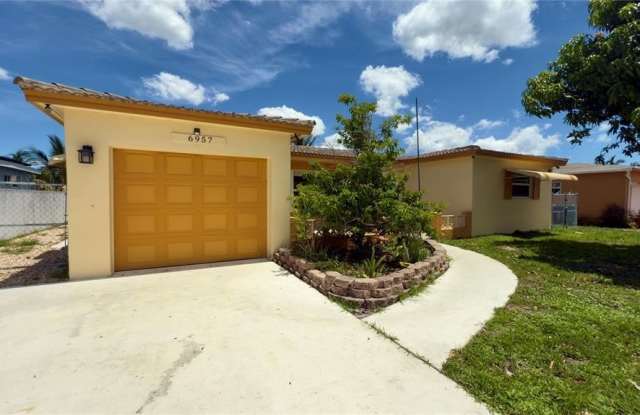 6957 NW 9th Ct photos photos