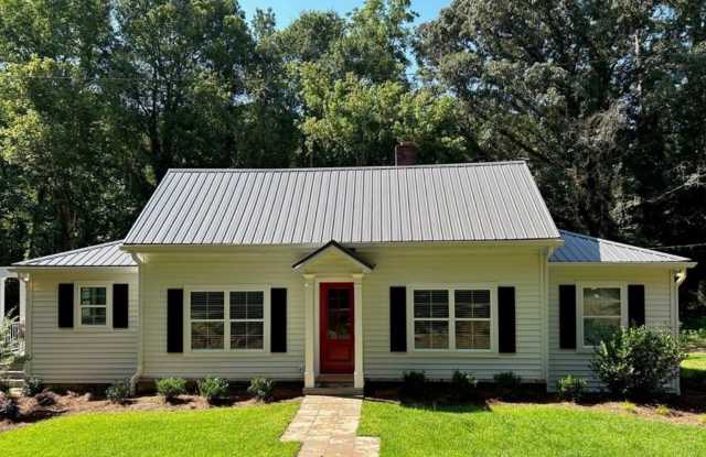 Freshly Renovated Athens Home | Pre-Leasing Fall 2027 Gallery 1