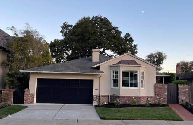 Lovely 2 Bed 2.5 Bath Home - Incredible Parrot Park Location! Gallery 1