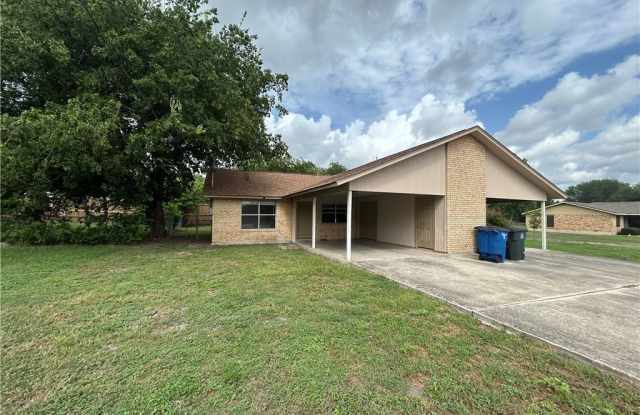 1324 S Mesquite Avenue - 1324 South Mesquite Avenue, New Braunfels, TX 78130