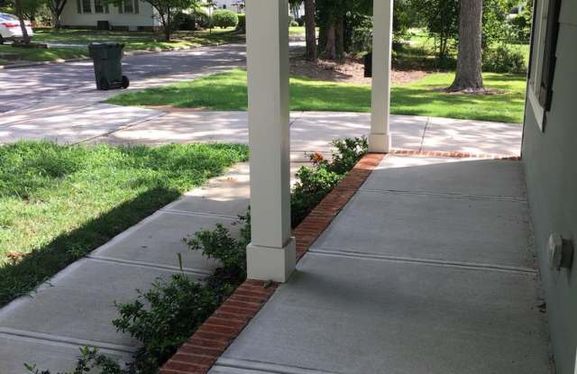 Beautiful duplex house on the Northside! Walk to Campus from this sweet pad on Caldwell St. - water included! Gallery 4