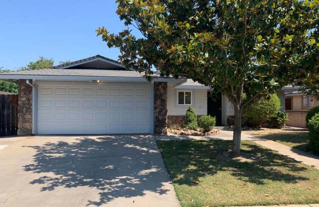 - 2 WEEKS FREE RENT!! Charming Home in Sherwood neighborhood - 217 Ericwood Court, Modesto, CA 95350