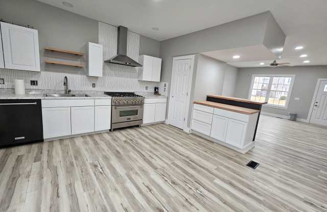 2402 Crystal Dr Gallery 4