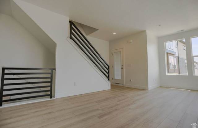 Modern Haven in Sandy Gallery 4