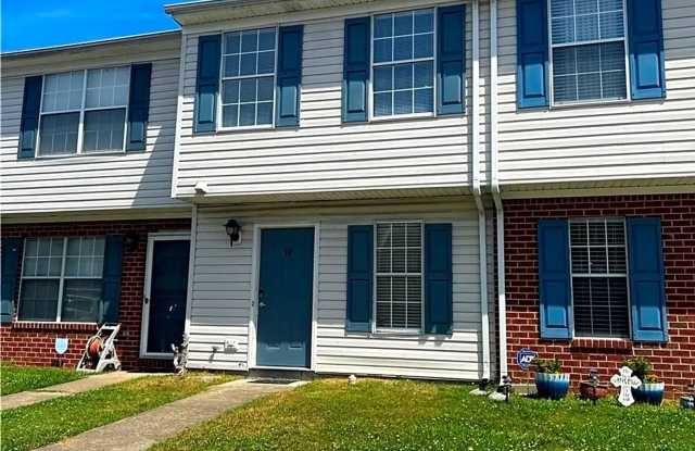 Well maintained Townhome located in Magruder Commons! - 30 Terri Sue Court, Hampton, VA 23666