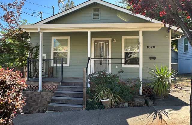 SPACIOUS 2 BED 1 BATH DOWNTOWN WITH OFF STREET PARKING photos photos