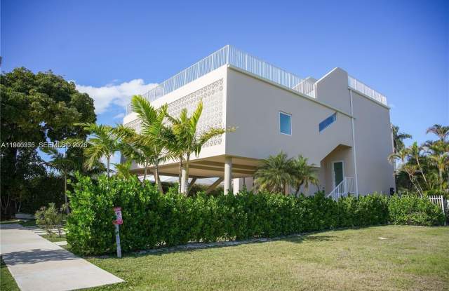 1065 NE Little River Dr Gallery 2
