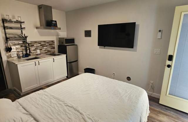 Stylish & Convenient Micro-Studio (5 Minutes from St. Michael Medical Center) Gallery 4