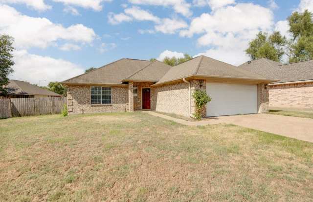 IMMEDIATE MOVE IN!  Adorable 4 Bedroom 2 Bathroom Home Gallery 4
