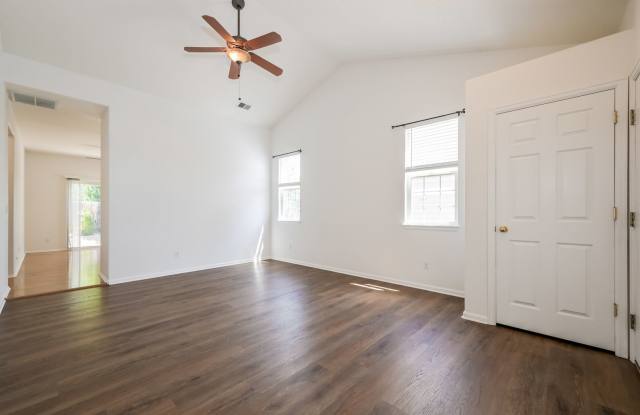 3 Bed/ 2Bath Close to Buckley Space Base Gallery 3
