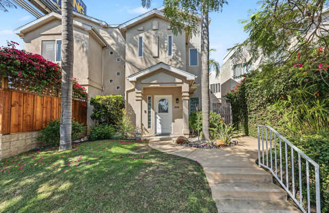 Beautiful 2 Bedroom, 2 Bath Condominium with Garage & Parking – Pacific Beach, Call 6 1 9 8 8 8 5 5 5 4 Gallery 1