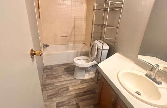 Available Now- 3 bedroom 1 1/2 bath Mobile Home For Sale Gallery 4