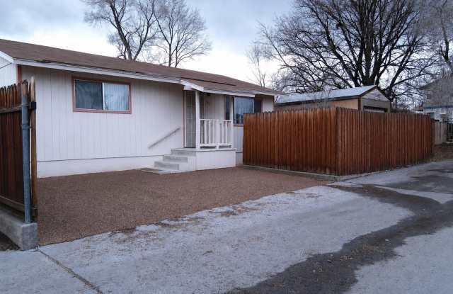 Charming 2 Bedroom Home Near Wells District – A/C, Fenced Yards & Greenhouse photos photos