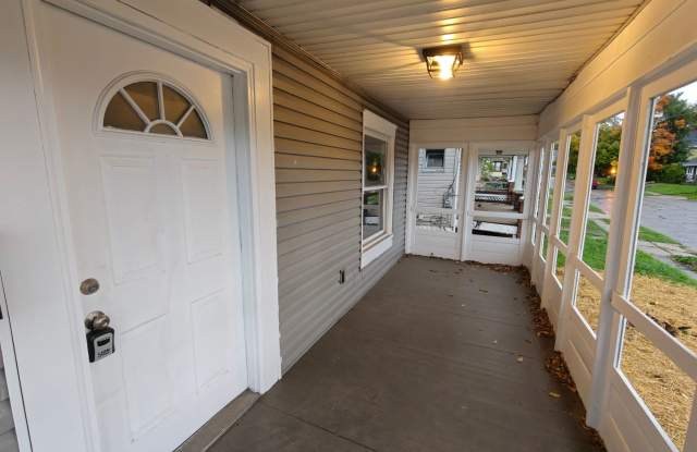 Great 3 Bedroom 1 Bathroom Home with New Appliances and Updated Kitchen! Gallery 4
