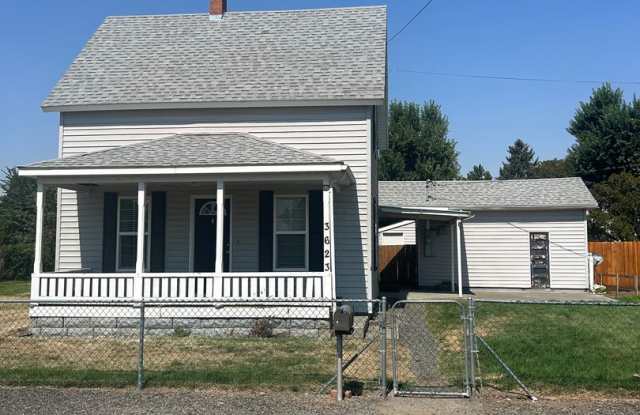 Beautiful 3-bedroom home with large yard photos photos