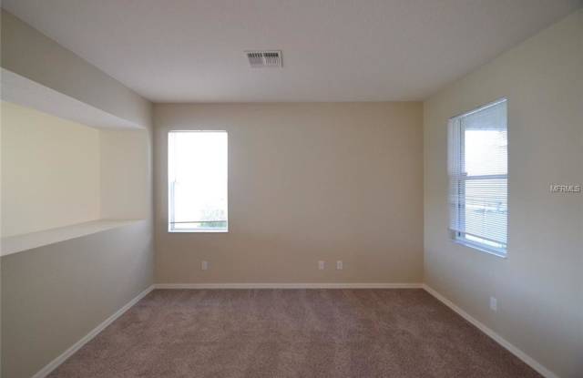 2404 SPRING HOLLOW LOOP Gallery 2