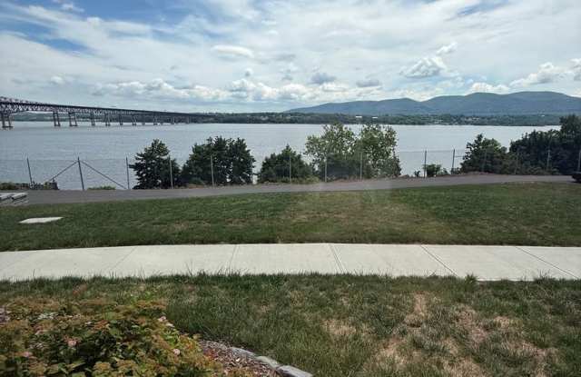 Stunning Hudson River Views in Updated 2 Bedroom Condo Gallery 3