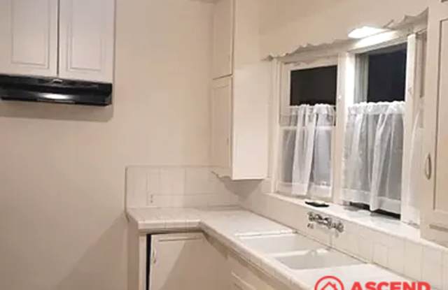 Spacious 3BD/2.5BA Home in Coalinga ! Gallery 4