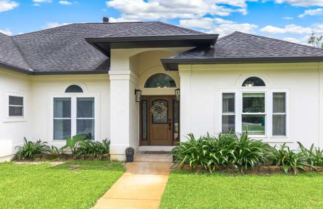 Beautiful 3+ bedroom home with screened pool enclosure and lots of parking! Gallery 4
