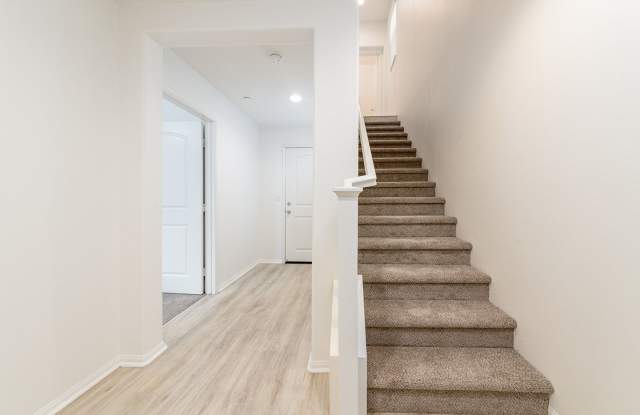 Beautiful 4 bed 3.5 bath condo in gated community Gallery 3