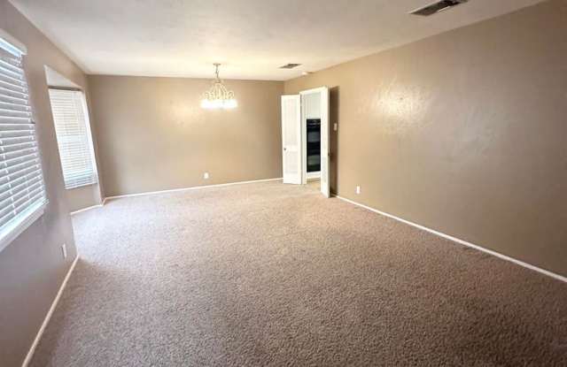 3 Bed 2 Bath Center of Town Gallery 3