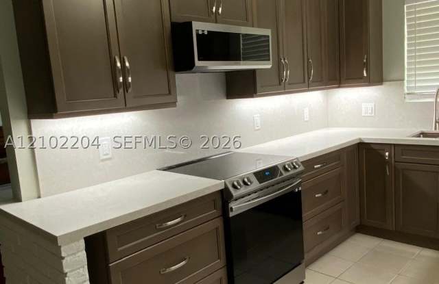 467 W 43rd Pl Gallery 2