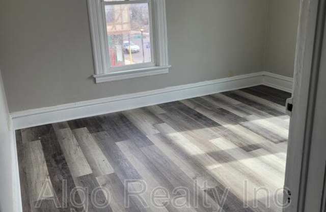 133 Winifred Street West - 2 photos photos