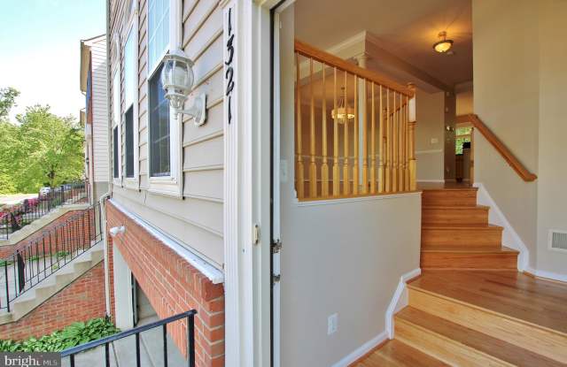 1321 REFUGE COURT Gallery 2