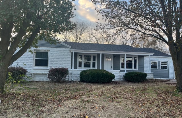 1965 S Scenic Ave - 1965 South Scenic Avenue, Springfield, MO 65807