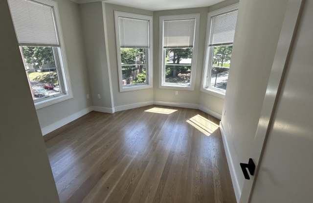 Gorgeous Brighton Unit with SEPTEMBER RENT WAIVED Available 9/1/26 Gallery 3