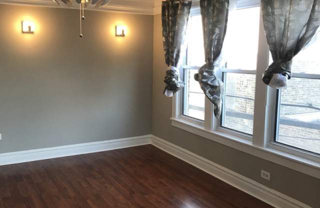 1540 N Hamlin Avenue Gallery 4