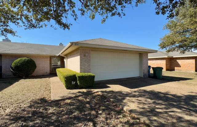 Duplex *LEASING SPECIAL AVAILABLE* - 974 Park View, Hewitt, TX 76643