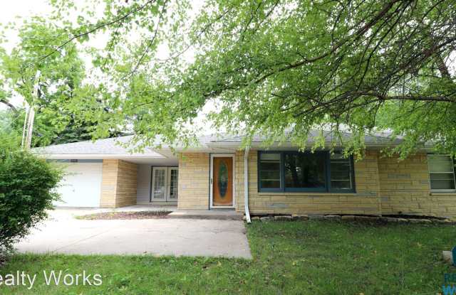 3330 S 33 - 3330 South 33rd Street, Lincoln, NE 68506