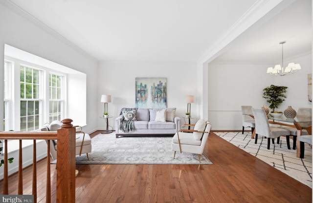 20966 MARTINGALE Square Gallery 2