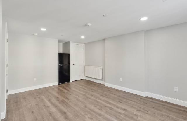 "610" on Congress St: Newer Studio Apt. 1BA $1470.00 Heat & H20 included Available 08/01/26 Gallery 4