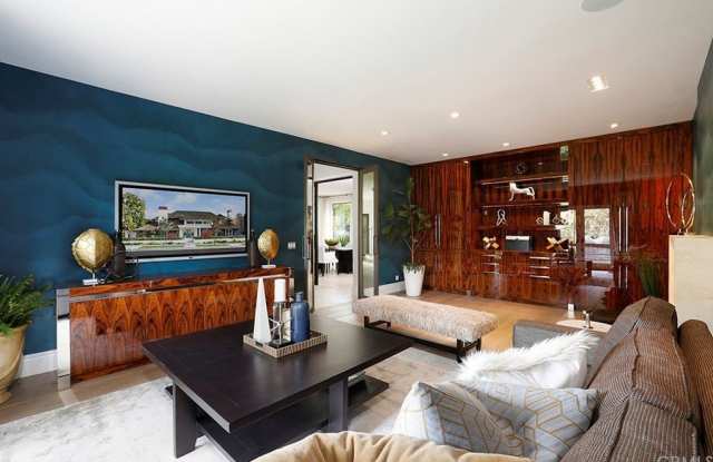 220 Poinsettia Avenue - 220 Poinsettia Avenue, Newport Beach, CA 92625