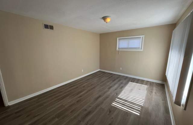 3 Bedroom 1 bath Bungalow Gallery 2