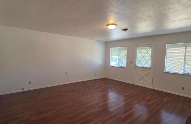 3 BED 1.5 HOUSE WITH FENCED YARD Gallery 3