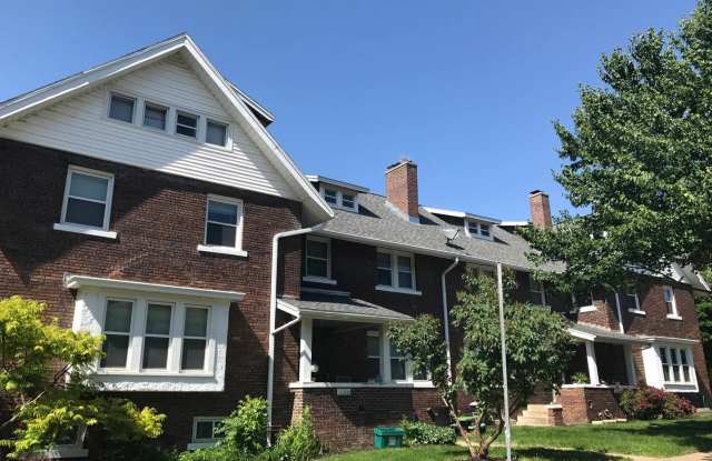 Large Townhome in Field Club- 5 bed, 2 bath - 1144 South 33rd Street, Omaha, NE 68105
