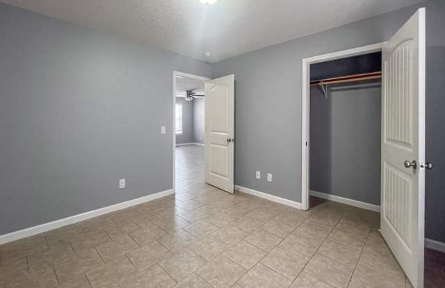 Shirley Lane Apartments Gallery 4